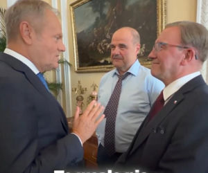 Premier Tusk odwiedził aktorów na planie Rancza. Takiej reakcji widzów się nie spodziewał!