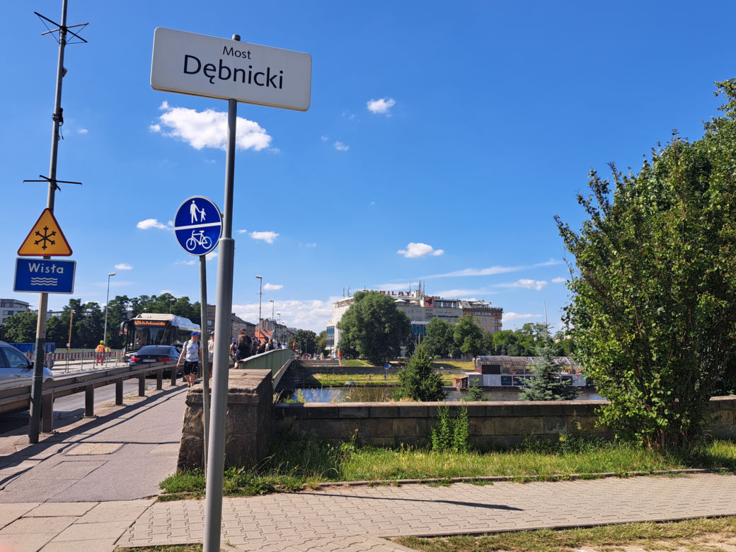 Znicze przy moście Dębnickim w Krakowie. Tutaj tragicznie zmarło w wypadku czterech młodych mężczyzn