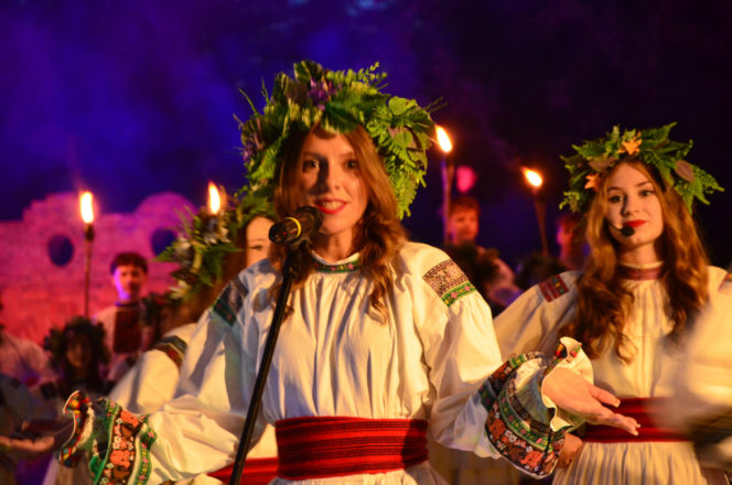 Dawne słowiańskie obrzędy ożyły w Parku Aleksandria w Siedlcach. Zespół Chodowiacy zaprezentował widowisko „Kupalnocka”