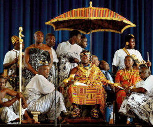 Omenaa Mensah związana z królem Ghany Otumfuo Osei Tutu II 
