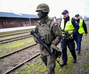 Wojsko patroluje dworzec w Koszalinie