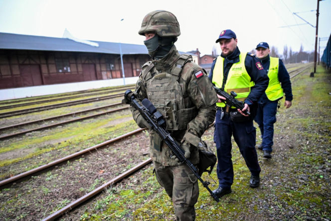 Wojsko patroluje dworzec w Koszalinie