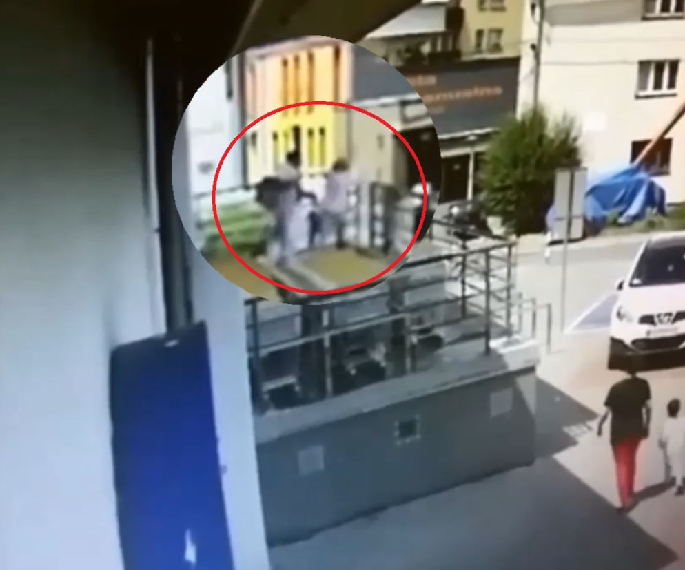 Śląskie: Starsza pania została zepchnięta ze schodów w Biedronce. Policja szuka sprawcy oraz świadków zdarzenia