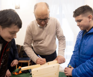 Włodzimierz Czarzasty robi budki dla ptaków Sejm/Piotr Tracz