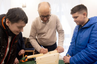 Włodzimierz Czarzasty robi budki dla ptaków Sejm/Piotr Tracz