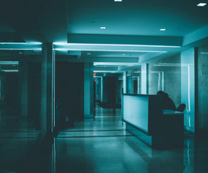 20-letni Wiktor zmarł w szpitalnej izolatce. 6 lekarzy z zarzutami, ale lista może być dłuższa