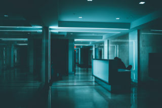 20-letni Wiktor zmarł w szpitalnej izolatce. 6 lekarzy z zarzutami, ale lista może być dłuższa