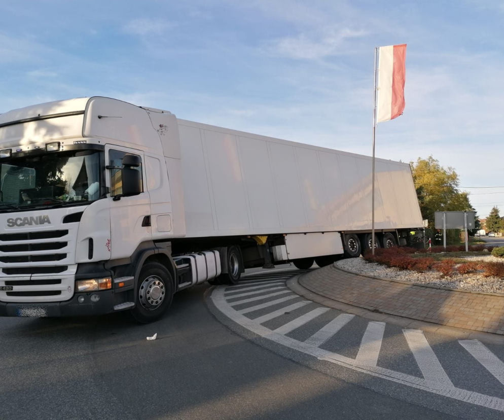TIR zablokował rondo w Lisiej Górze