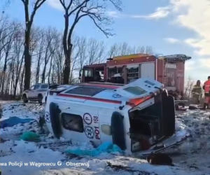 Koszmarny wypadek karetki pod Wągrowcem! Kierowca w ciężkim stanie
