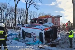 Koszmarny wypadek karetki pod Wągrowcem! Kierowca w ciężkim stanie