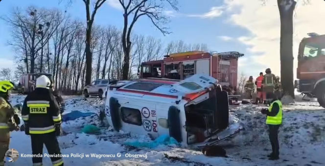 Koszmarny wypadek karetki pod Wągrowcem! Kierowca w ciężkim stanie