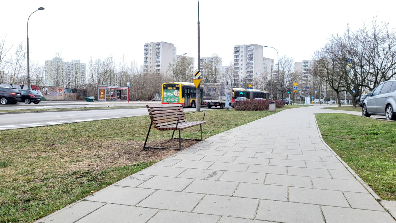 Zapadające się ławki na warszawskim Ursynowie (marzec 2025)