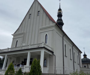 Ta świętokrzyska wieś w TOP 20 atrakcji turystycznych. Przyciąga wiernych z całej Polski