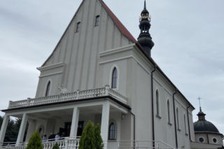 Ta świętokrzyska wieś w TOP 20 atrakcji turystycznych. Przyciąga wiernych z całej Polski