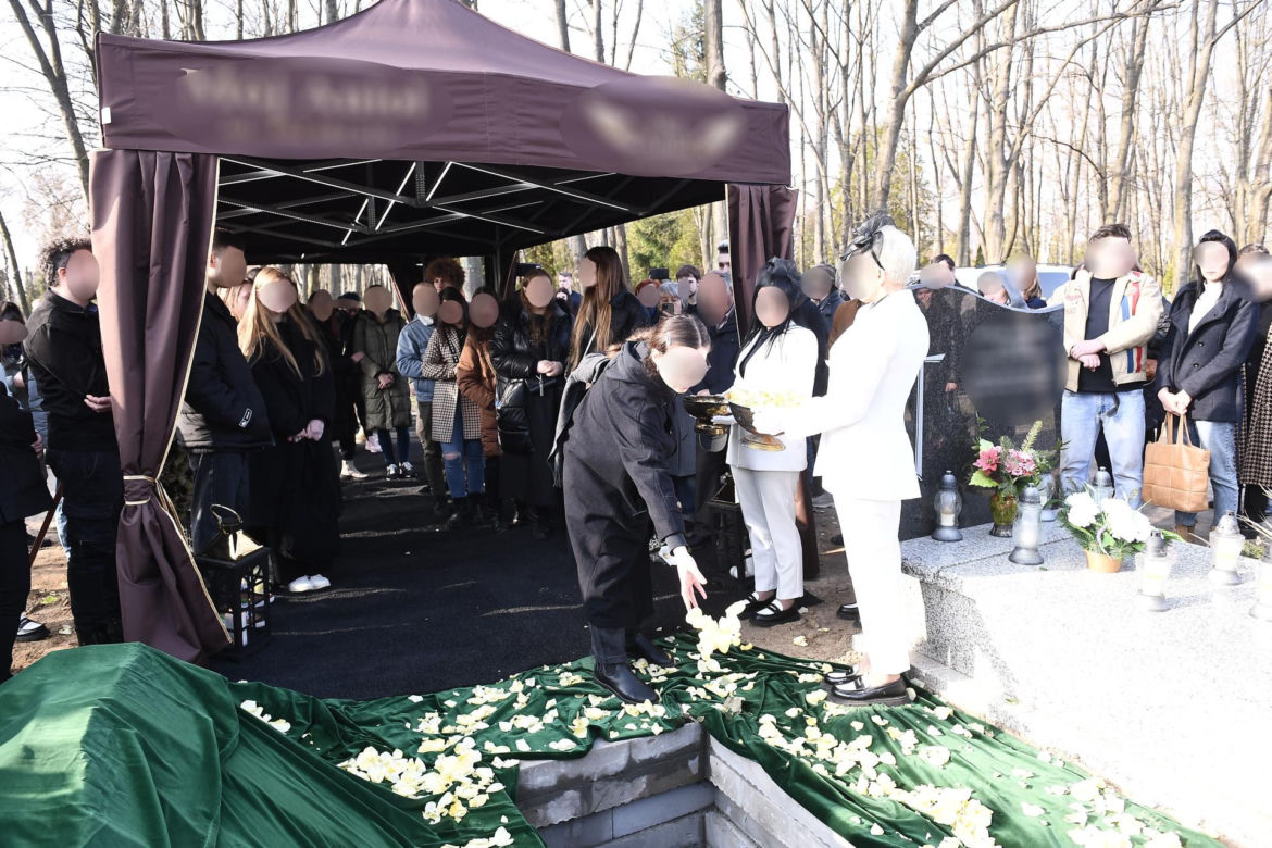 Przejmujący widok na grobie Lizy. To miejsce wyróżnia się na cmentarzu