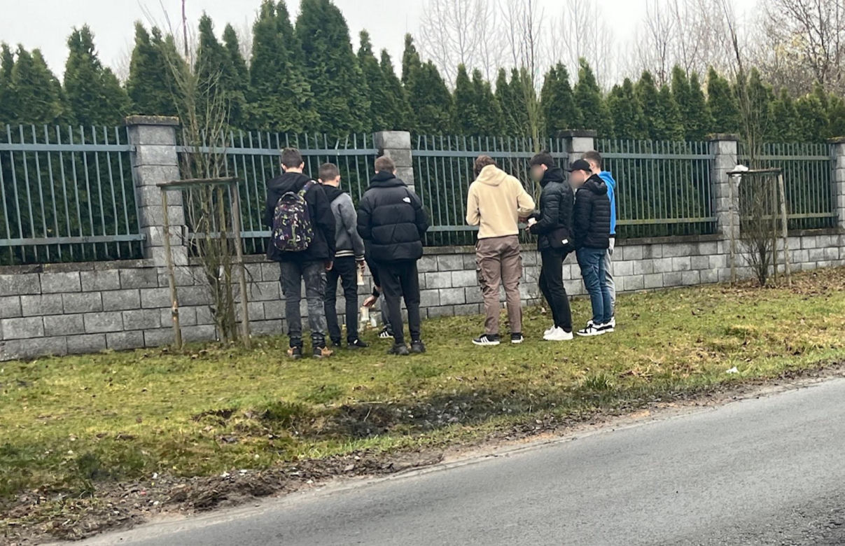 Tragiczny wypadek w Chełmie. Dwóch 18-latków nie żyje. Znicze na miejscu tragedii