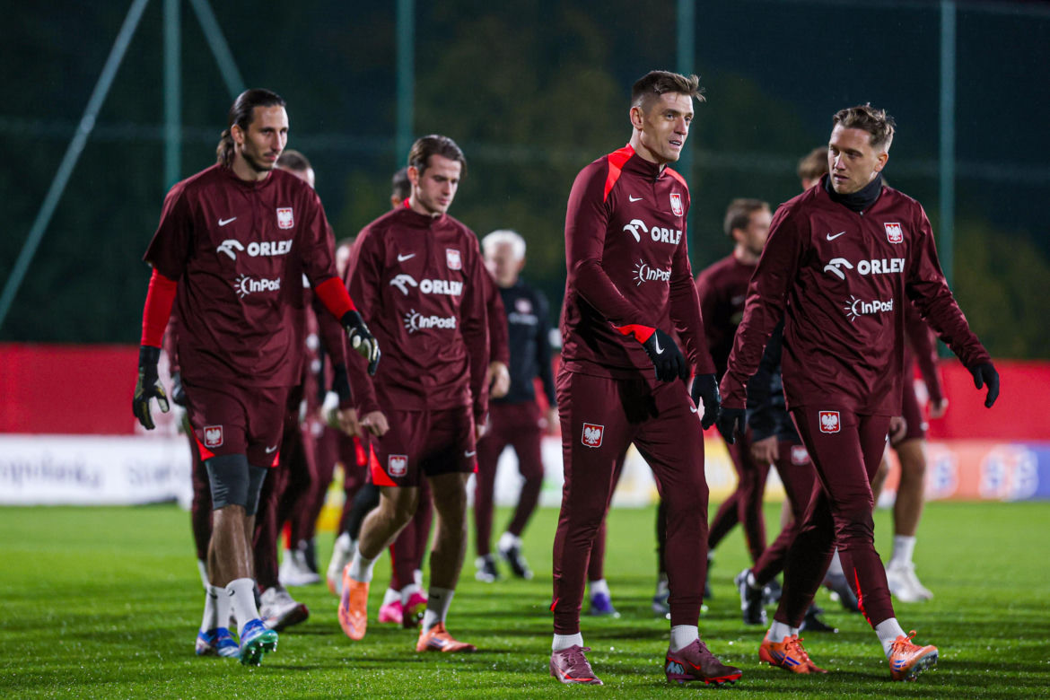 Robert Lewandowski i inni kadrowicze na treningu reprezentacji Polski