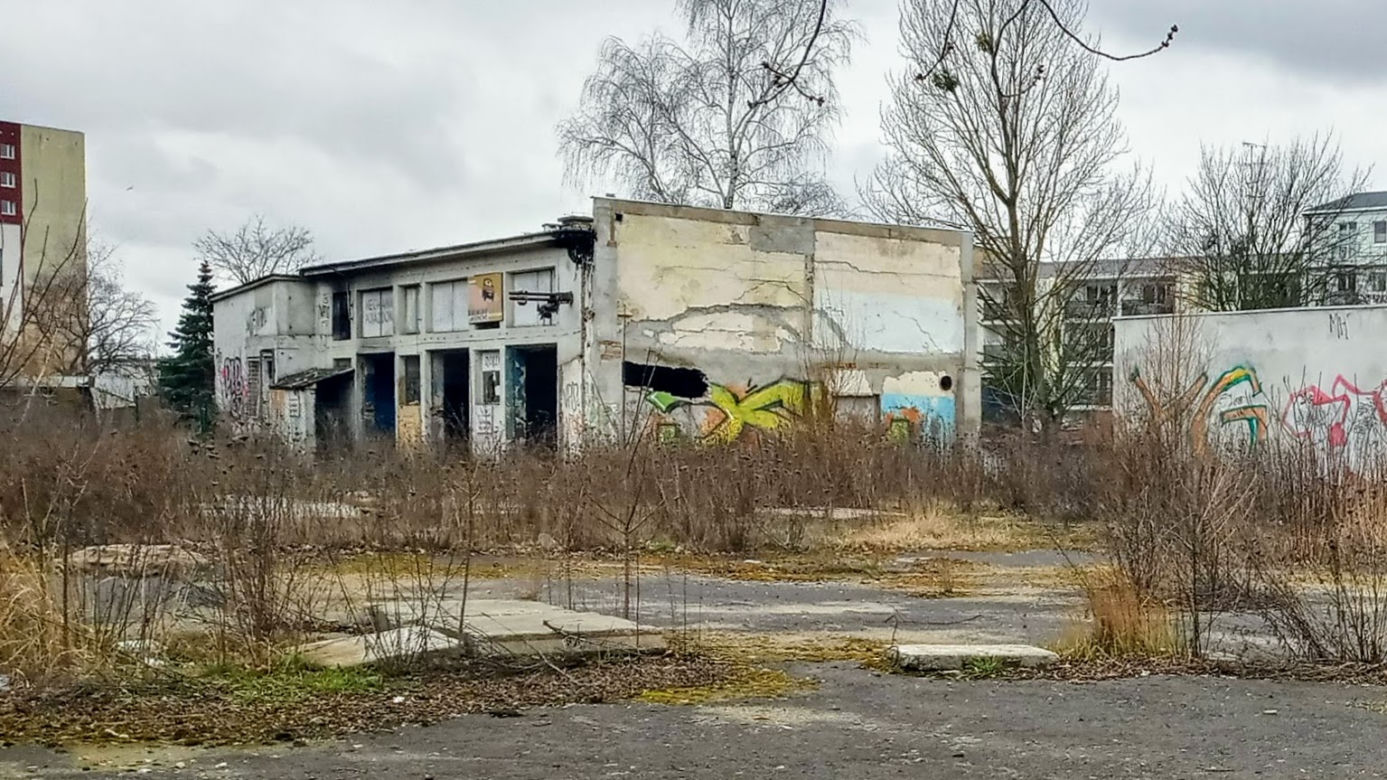 Niebezpieczny pustostan straszy w centrum Szczecina