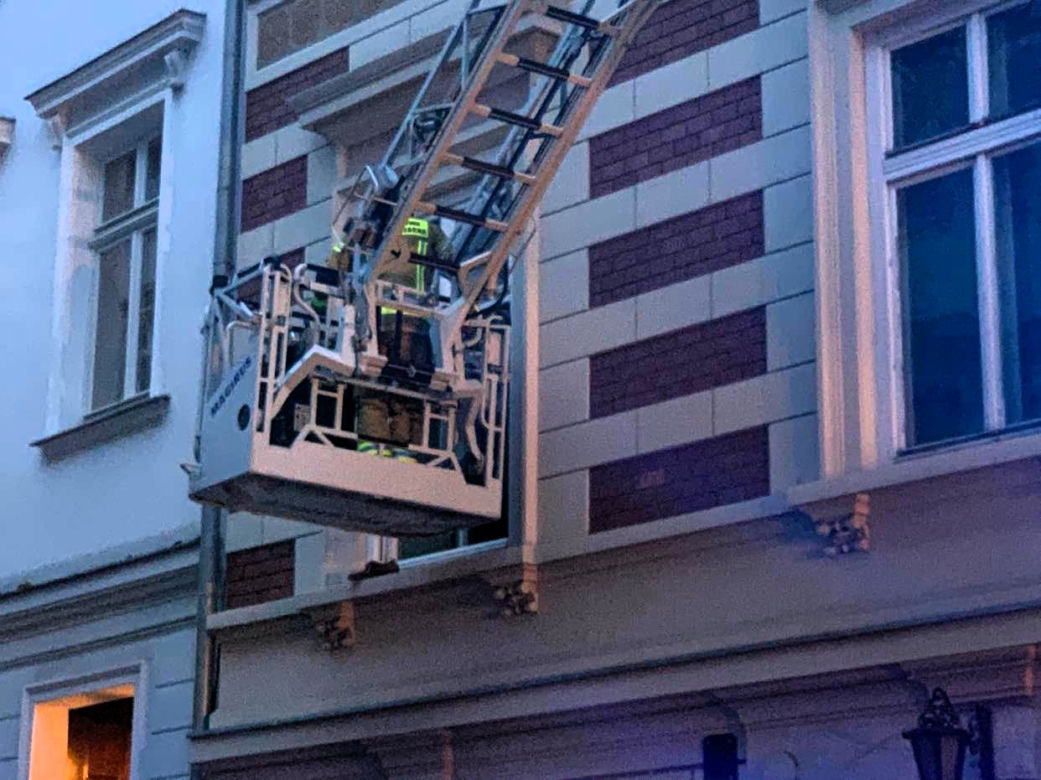 Kraków: z okna leciały talerze oraz znicze. Służby musiały wejść do mieszkania przy użyciu wozu strażackiego z drabiną