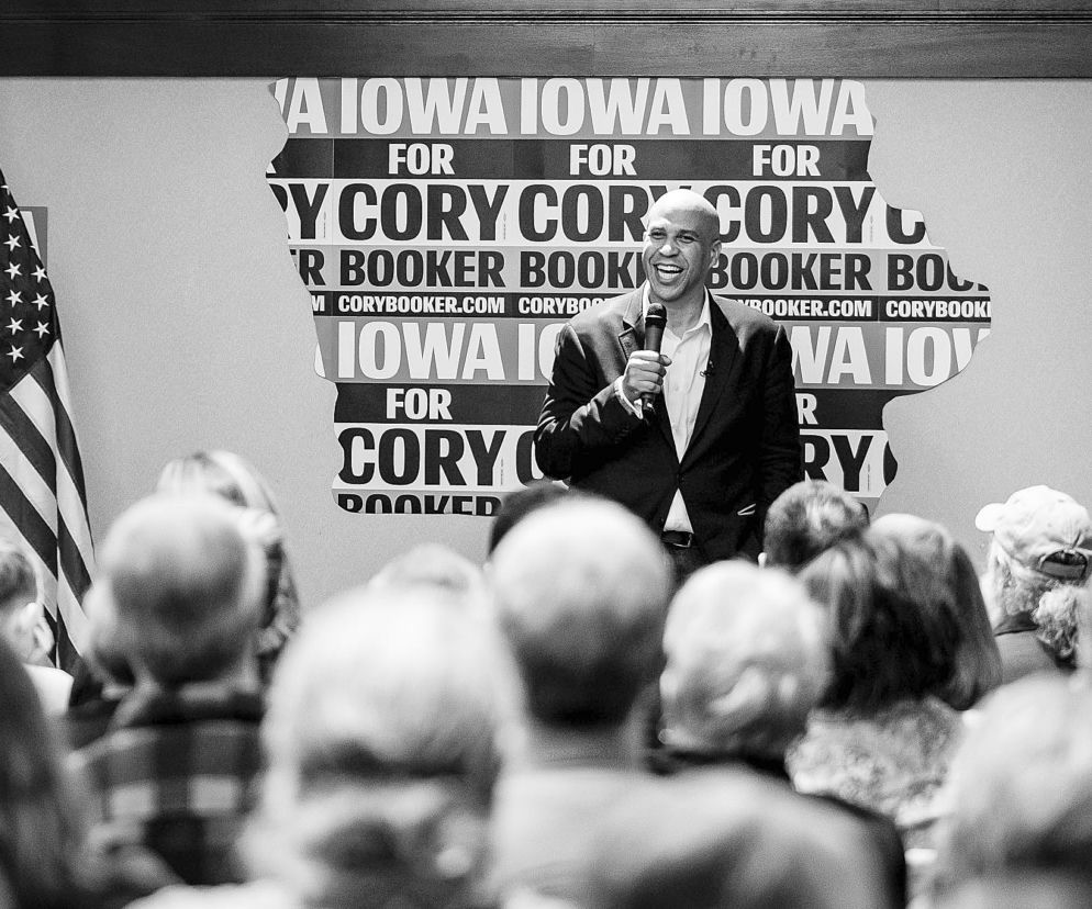 Cory Booker zawiesił kampanię