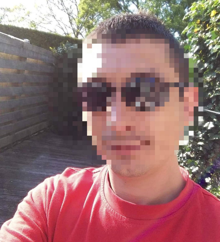Skatowali Leszka na polnej drodze i odwieźli do domu