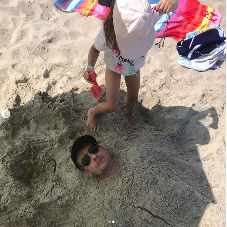 Rafał Mroczek z córką Zosią na plaży