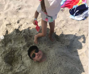 Rafał Mroczek z córką Zosią na plaży