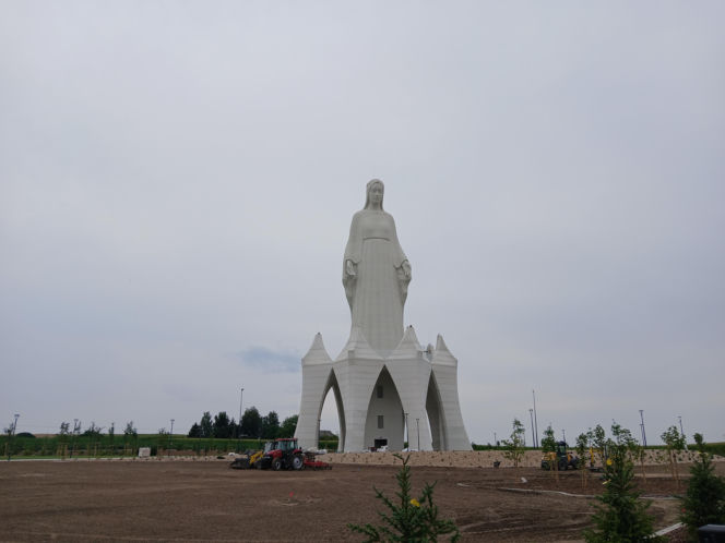 Gigantyczna figura prawie gotowy! 55-metrowa Maryja już przyciąga tłumy. "Robi wrażenie"
