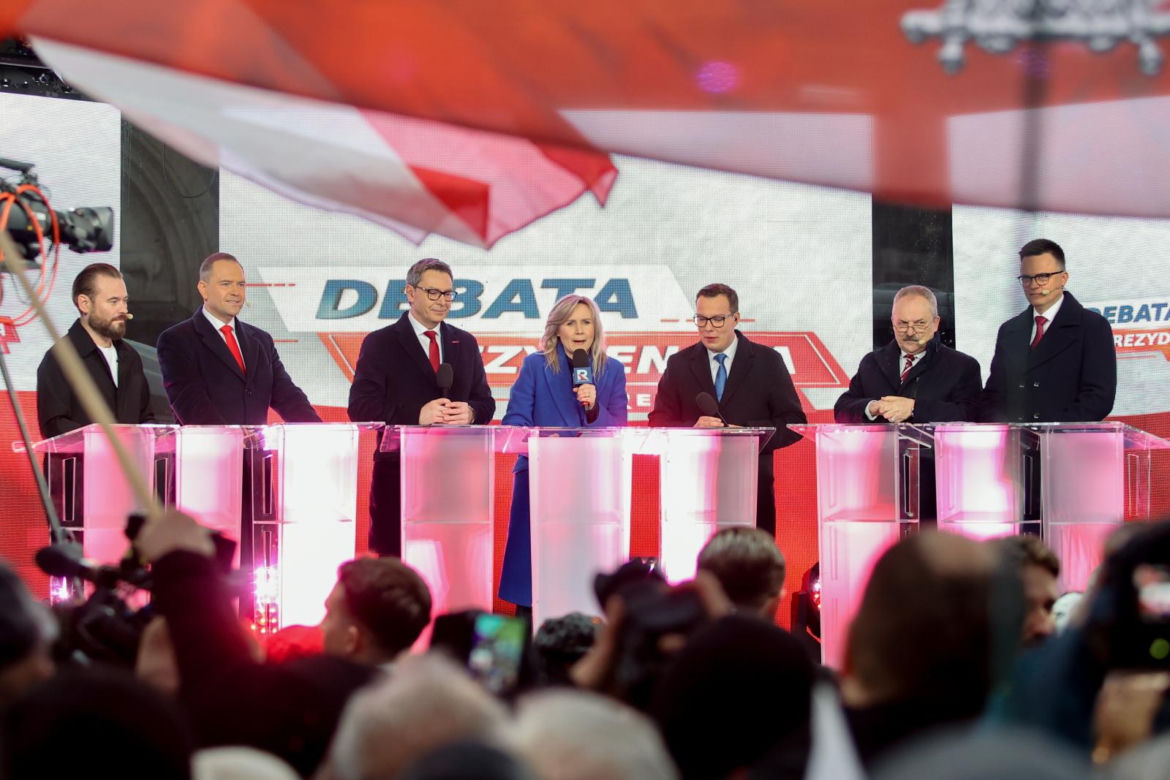 Debata w Końskich. Tłum ludzi przed sceną na rynku [zdjęcia] 