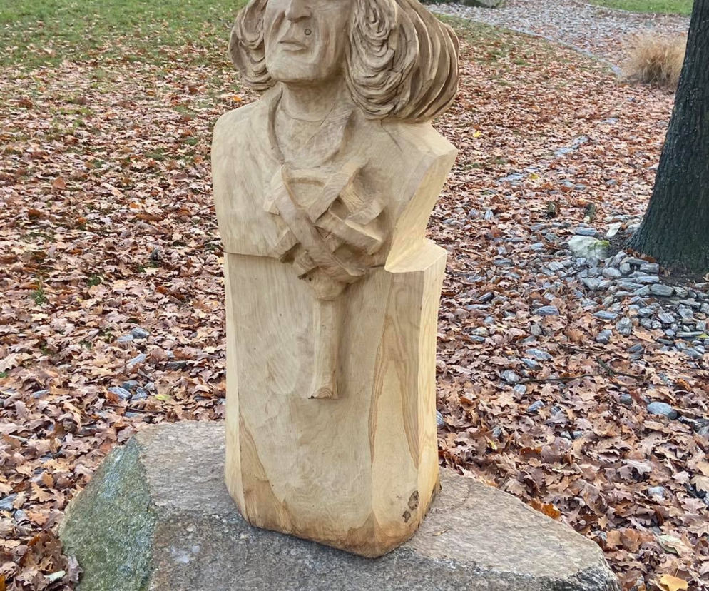 Rzeźby w drewnie w parku Heweliusza w Poznaniu