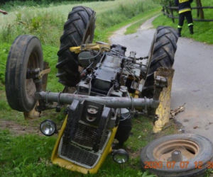 Stróże. Traktorzysta przygnieciony przez maszynę. Trafił do szpitala ze złamaną miednicą
