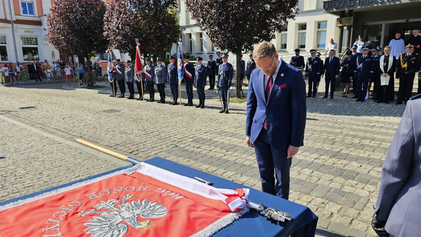 Nadanie sztandaru dla KPP w Świdwinie