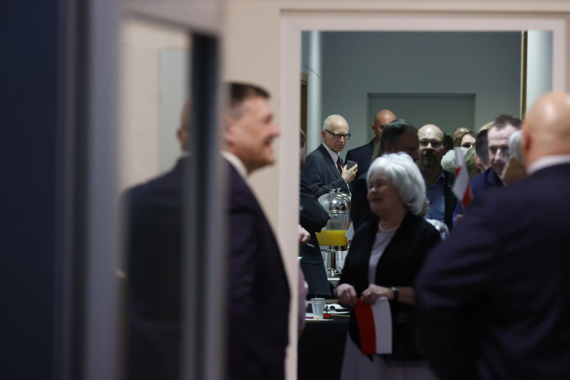 Skromny poczęstunek w PiS. Tym karmili na wieczorze wyborczym