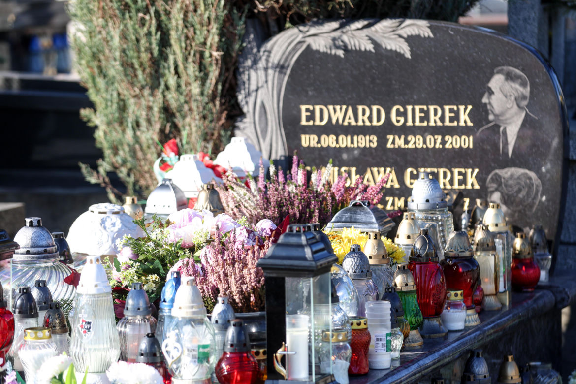 Grób Edwarda Gierka w Sosnowcu tonie w kwiatach na Wszystkich Świętych