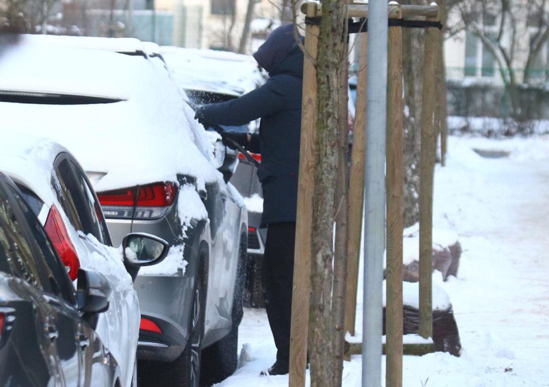 Tusk skrobie szyby auta żony