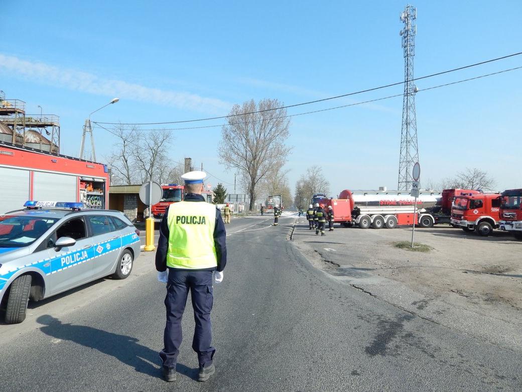 Chwile grozy w powiecie radziejowskim. Łatwopalna substancja na drodze!