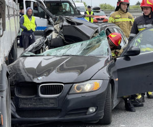 Poważny wypadek na S8. BMW rozpruło się o naczepę ciężarówki