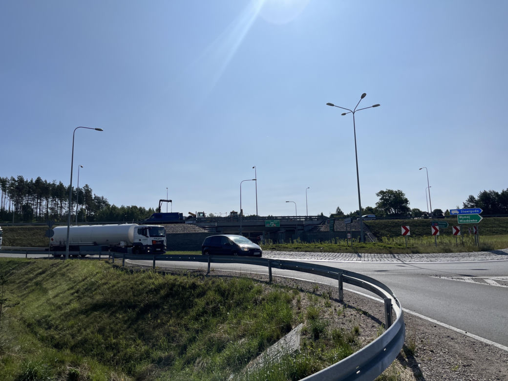 Objazd i ograniczenie prędkości. Ruszyły utrudnienia na S51 w Stawigudzie