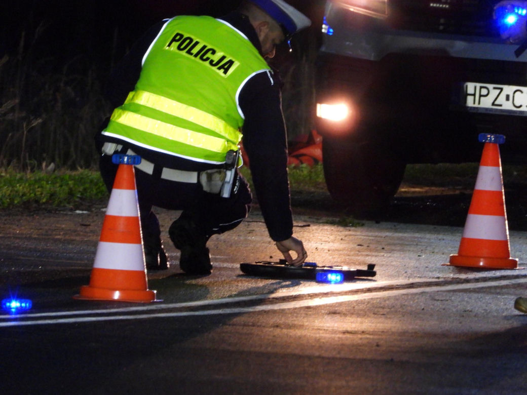 Śmiertelny wypadek pod Warszawą. Ford rozbił się na drzewie