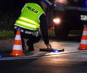 Śmiertelny wypadek pod Warszawą. Ford rozbił się na drzewie