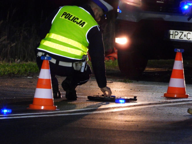 Śmiertelny wypadek pod Warszawą. Ford rozbił się na drzewie