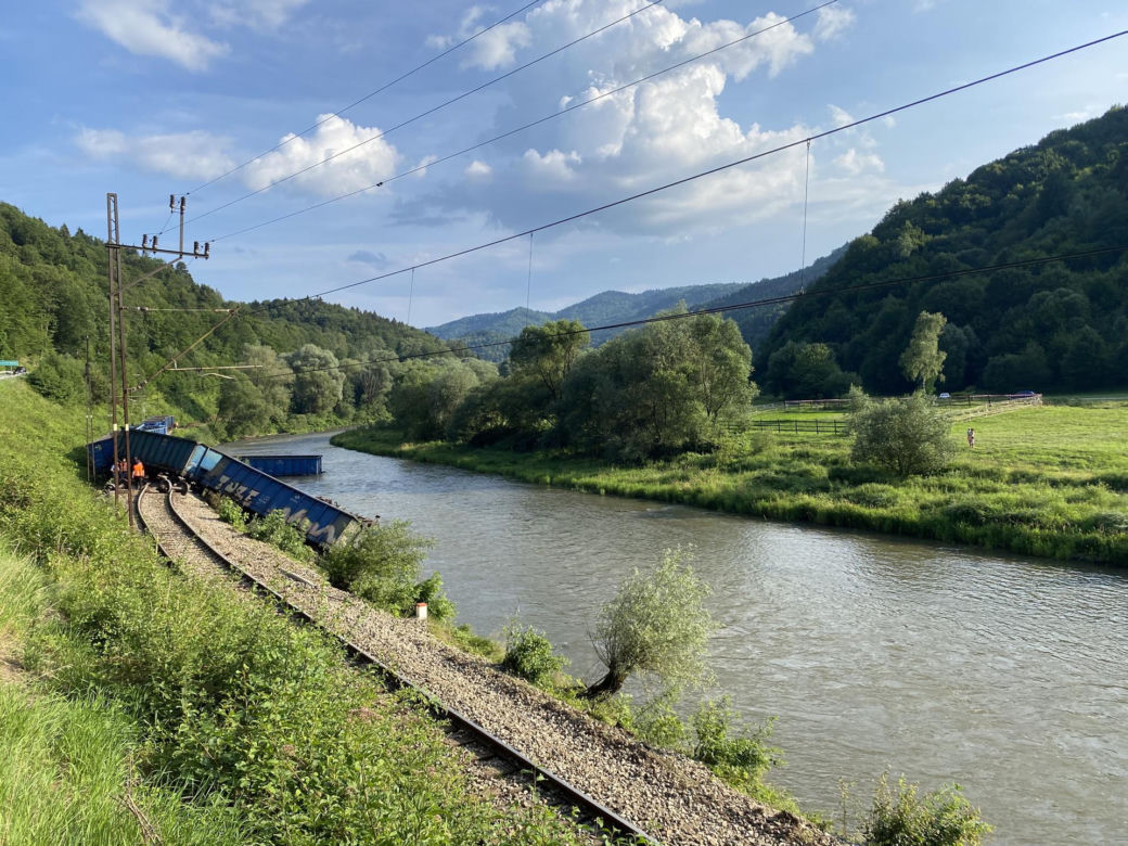 Pociąg wykoleił się i wpadł do rzeki! Groźny wypadek na torach
