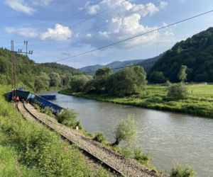 Pociąg wykoleił się i wpadł do rzeki! Groźny wypadek na torach