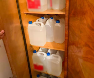 Na terenie posesji w powiecie dębickim funkcjonariusze odkryli kompletną linię produkcyjną, a także ponad 28 kilogramów gotowego mefedronu