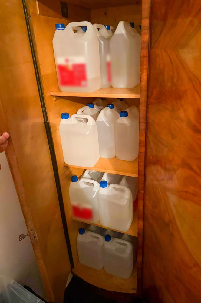Na terenie posesji w powiecie dębickim funkcjonariusze odkryli kompletną linię produkcyjną, a także ponad 28 kilogramów gotowego mefedronu