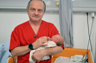 Pan Grzegorz to pierwszy położny w Polsce! Zdradza, jak oszukał system, by pomagać rodzącym kobietom