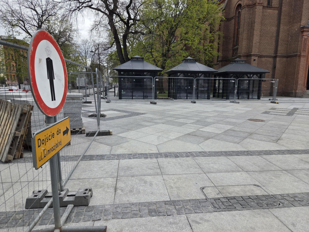 Nowe oblicze placu Wolności. Kwiaciarnie już zamontowane, koniec prac coraz bliżej