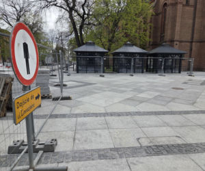 Nowe oblicze placu Wolności. Kwiaciarnie już zamontowane, koniec prac coraz bliżej