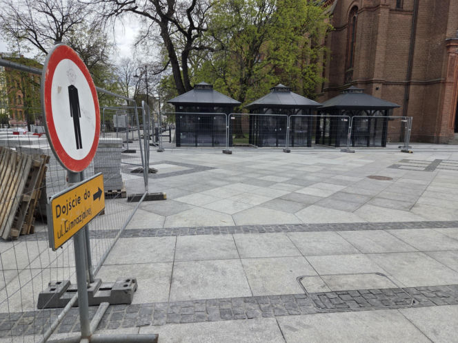 Nowe oblicze placu Wolności. Kwiaciarnie już zamontowane, koniec prac coraz bliżej