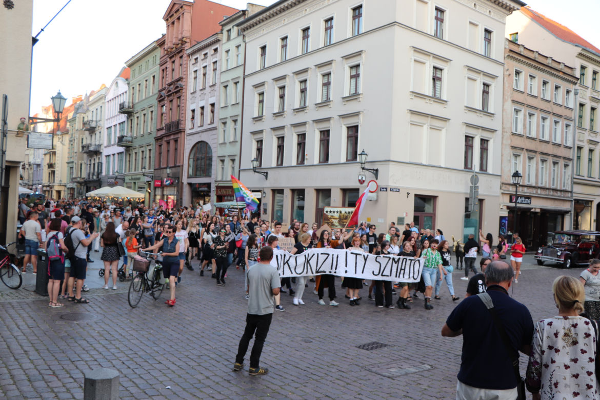 Torunianie protestują przeciwko przegłosowaniu Lex TVN